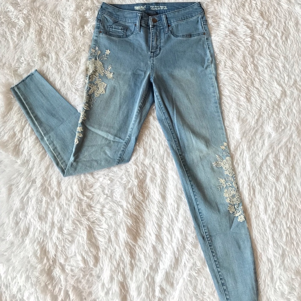 Like New, VSCO Embroidered High Rise Jeggings